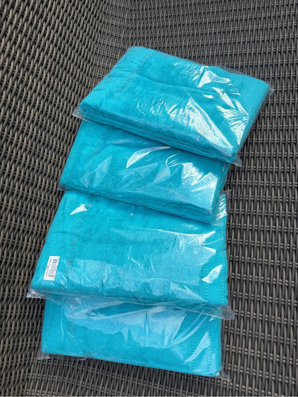 Frontgate Resort Solid PoolTowels - Set of 4 - NWT